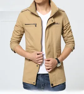 Détail d'une veste en coton kaki montrant le col montant, le zip et le logo sur la poitrine