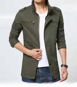 Détail de la veste militaire en coton vert avec épaulettes et poche zippée
