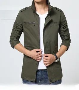 Détail de la veste militaire en coton vert montrant le col montant et les épaulettes