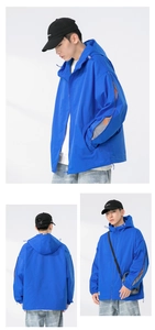 Dettaglio giacca blu con cappuccio, zip sulle maniche e stampa di lettere FUSEEHO arancioni