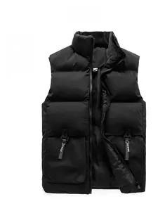 Détail du gilet matelassé noir avec col montant et poches à rabat ornées de ruban