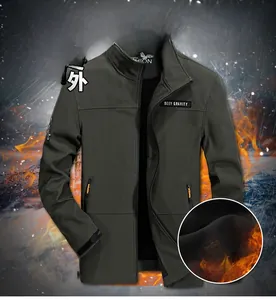 Dettaglio della giacca softshell verde militare con calda fodera in pile e zip arancioni