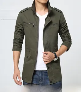 Vue latérale de la veste militaire homme vert olive avec épaulettes et détails utilitaires
