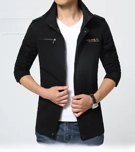 Détail d'une veste noire en coton pour homme avec col montant et pattes d'épaule design