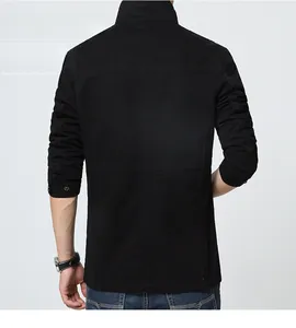 Détail de la veste noire en coton pour homme avec coutures croisées au dos et col montant