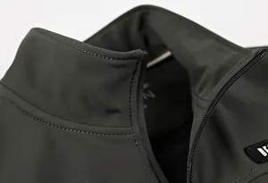 Dettaglio del colletto della giacca outdoor verde militare con zip e cuciture