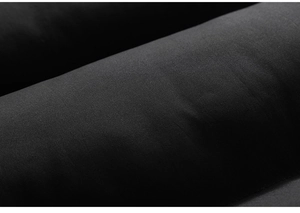 Vue macro détaillée montrant la texture du tissu coupe-vent et imperméable du gilet noir