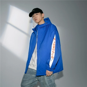 Giacca da Uomo Con Cappuccio Urban Trendy Streetwear Giacca a Vento Antivento in Poliestere Con Cerniera Intera Cappotto Con Patchwork di Lettere