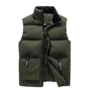 Gilet bouffant pour homme vert olive avec col montant et grandes poches à sangles noires