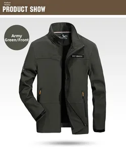 Dettaglio della giacca softshell verde militare con logo sul petto e cerniere arancioni