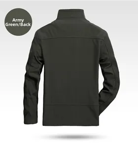 Vista posteriore dettagliata di una giacca softshell antivento verde militare da uomo