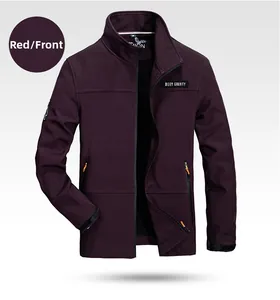 Dettaglio della giacca softshell viola con collo alto e tiretto zip arancione