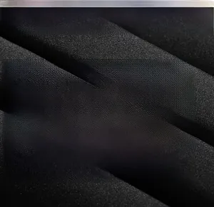 Vista macro ravvicinata del tessuto in puro cotone nero con trama ad alta densità