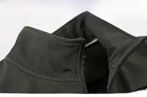 Dettaglio della giacca outdoor verde oliva con colletto dritto e cuciture precise