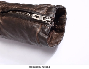 Dettaglio del polsino della giacca in pelle marrone vintage con cerniera metallica