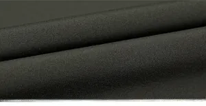 Primo piano del tessuto nero con trama liscia e fine per la giacca casual da uomo