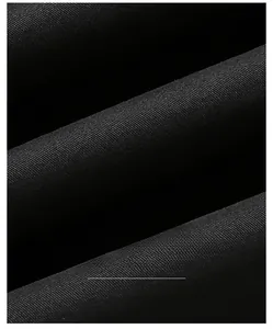 Macro dettagliata del tessuto twill nero con consistenza liscia e ottima vestibilità