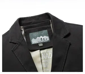 Dettaglio del collo del blazer in denim nero con fodera mappa vintage e ricamo montagna