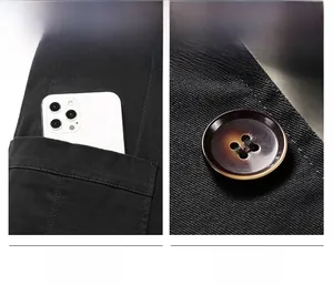 Dettaglio ravvicinato del blazer in denim nero con tasca laterale e bottone