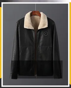 Detail der Herren Lederjacke mit Stern-Patch und dickem Fleecekragen in Schwarz