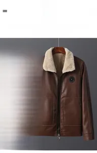 Detail der Herren Lederjacke in Braun mit beigem Pelzkragen und Stern-Aufnäher