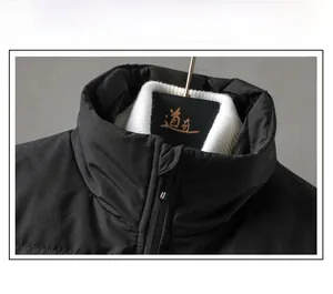 Dettaglio del piumino nero da uomo con colletto in maglia bianca e cerniera di alta qualità