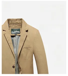 Dettaglio della fodera del blazer casual kaki con etichetta della taglia e logo tessuta