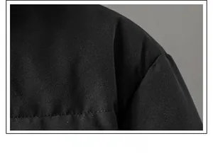 Dettaglio delle cuciture sulla spalla e del tessuto di questo piumino nero da uomo