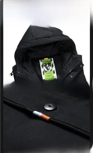 Dettaglio del cappuccio e dei bottoni a pressione in metallo su un gilet nero