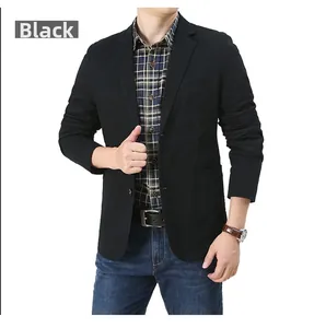 Dettaglio di un blazer casual da uomo in cotone nero con revers e chiusura monopetto