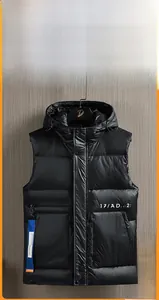 Vue détaillée du gilet en duvet noir brillant avec rembourrage en 90% duvet de canard