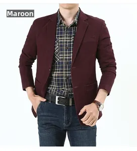 Dettaglio del blazer casual bordeaux con rever a lancia e chiusura a due bottoni