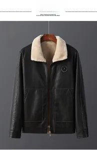 Detail einer schwarzen Kunstleder-Motorradjacke mit weißem Kunstfellkragen und Abzeichen