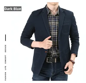 Dettaglio del blazer casual blu navy con revers a lancia e classiche tasche applicate