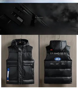 Détail du gilet à capuche noir brillant avec étiquette bleue et impression au dos
