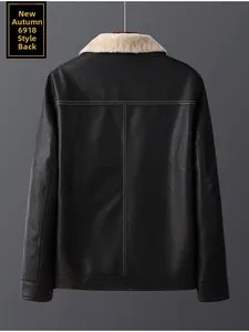 Rückansicht einer schwarzen Lederjacke mit weißer T-Naht und hellem Pelzkragen im Detail