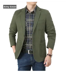 Dettaglio ravvicinato del blazer casual verde militare in cotone con grandi tasche