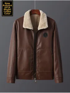 Detailaufnahme der kaffeebraunen Bikerjacke mit weichem Webpelzkragen und Stern-Patch
