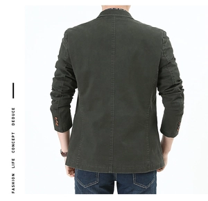 Vista posteriore di un blazer casual da uomo verde scuro con bottoni sui polsini
