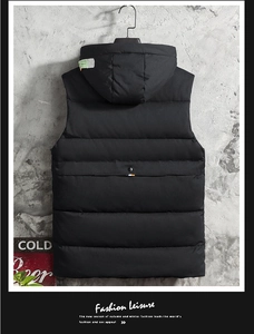 Vista posteriore dettagliata di un gilet trapuntato nero con cappuccio e tasca con zip