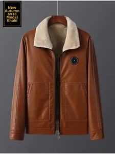 Detail der Herren-Lederjacke in Braun mit warmem Fleecefutter und Stern-Aufnäher