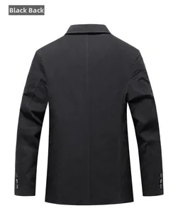 Vista dettagliata del retro di un blazer casual nero da uomo con polsini a tre bottoni