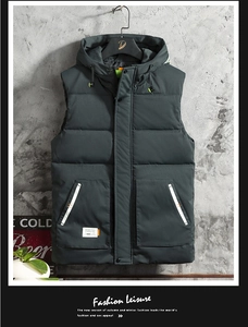Dettaglio del gilet imbottito con cappuccio con strisce riflettenti e doppia chiusura