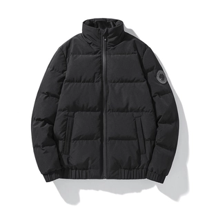 Piumino da uomo nero con collo alto e stemma minimalista sulla manica, stile casual