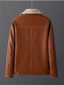 Rückansicht der braunen Lederjacke mit beigem Lammfellkragen und präzisen Nähten im Detail