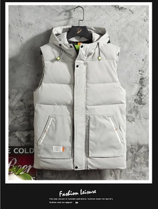 Dettaglio del gilet trapuntato grigio chiaro con cappuccio, cerniera e tasche riflettenti