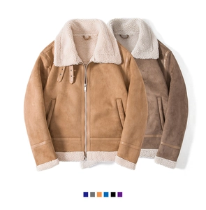 Detailansicht der Herren-Lammfelljacken in Braun und Taupe mit Wildleder-Finish