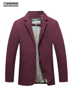 Dettaglio di un blazer casual da uomo in cotone bordeaux con revers classici e trama fine