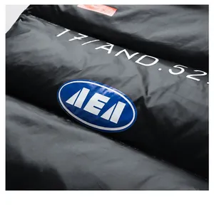 Détail du dos d'un gilet noir avec impression de lettres blanches et logo bleu