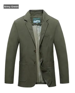 Dettaglio di un blazer casual in cotone verde militare con revers classici e ampie tasche a toppa